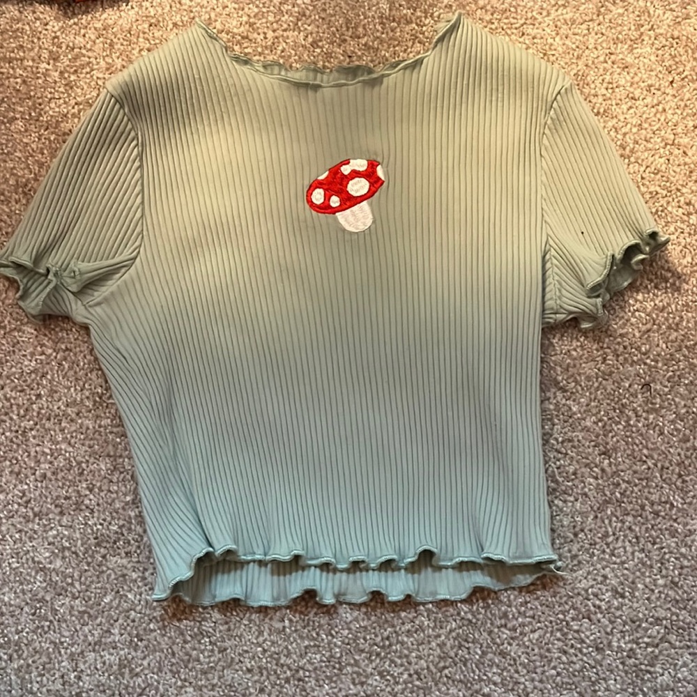 A little girl shirt that can’t fit me when I got it